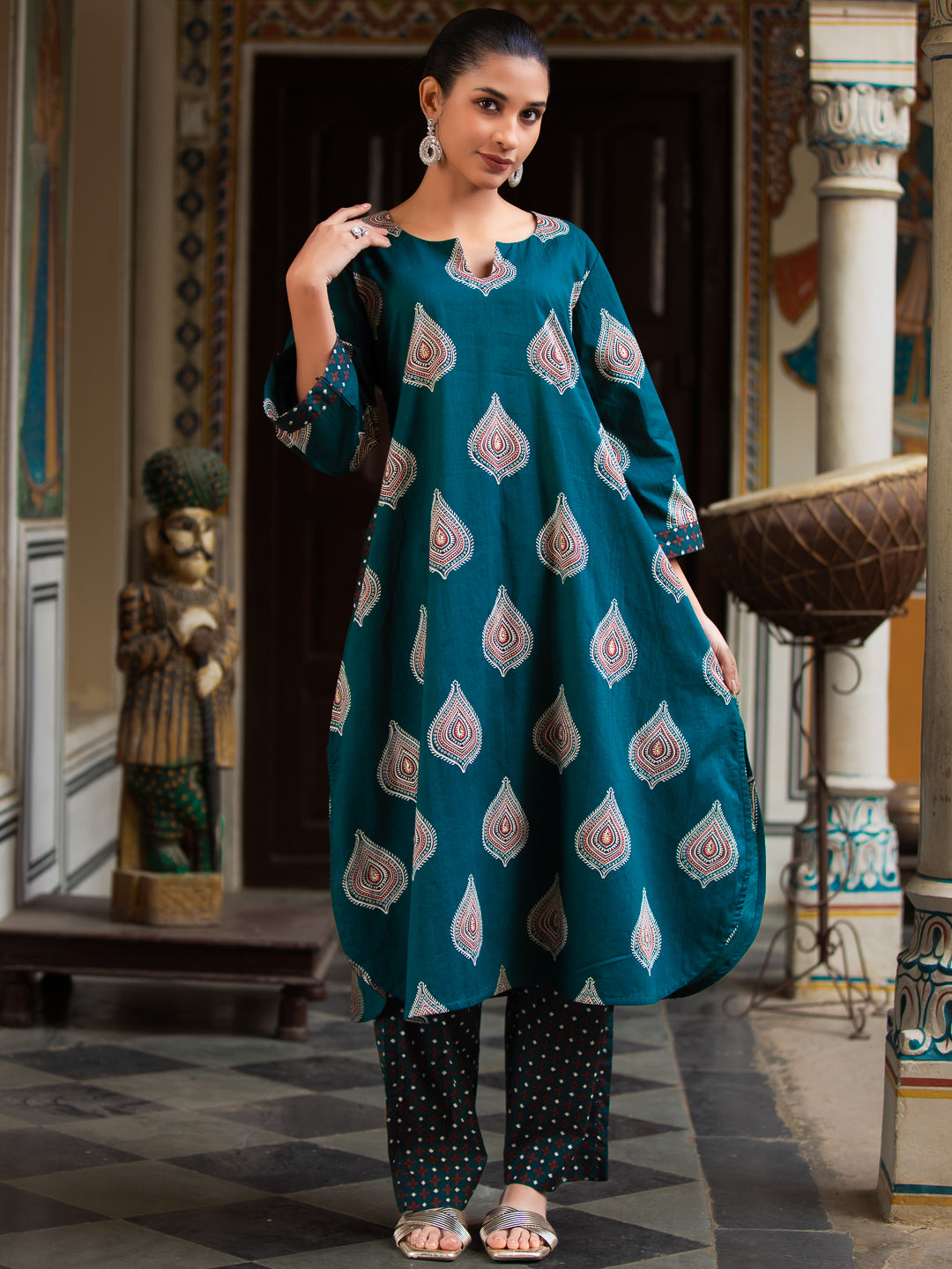 Printed Round-Neck 3/4 Sleeve Cotton Kurta with Side Pocket & Curved Hem Palazzo Set Green